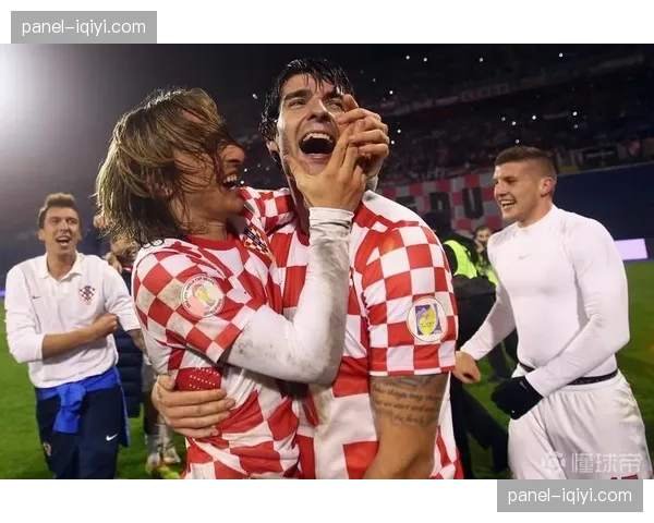 终场哨响,克罗托内主教练仰天长叹 终场哨响,克罗托内主教练仰天长叹